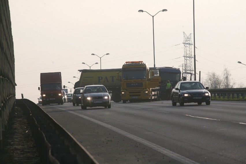 Katowice: Tir blokował jezdnię na al. Roździeńskiego