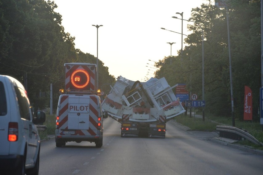 Przewiezienie tak olbrzymich ładunków to nie lada wyzwanie...