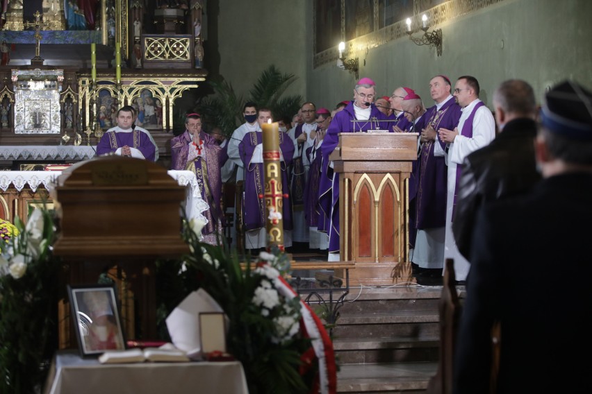 W Dobrzechowie odbyła się msza pogrzebowa biskupa Jana Niemca [ZDJĘCIA]