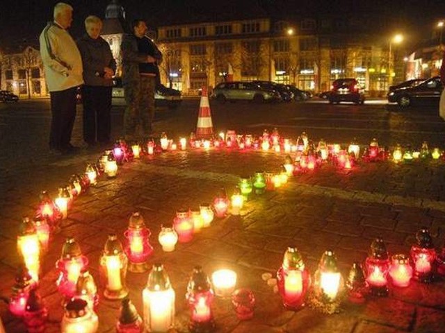 W rocznice śmierci Jana Pawła II mieszkańcy ułożyli serce ze zniczy przed ratuszem.