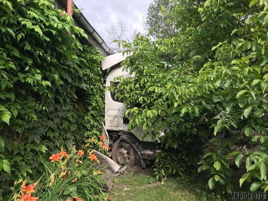 Ciężarówka wjechała w dom na DK 11 w Sarnowie.
