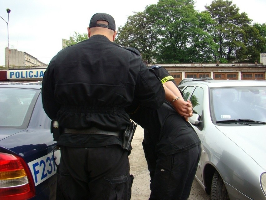 Napadli z nożem i butelką na policjantów