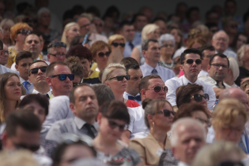 Kongres Świadków Jehowy na Stadionie Śląskim. Dzień 1. Wierni w Chorzowie przez trzy dni będą brać udział w spotkaniach ZDJĘCIA