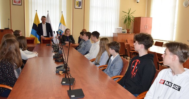 W spotkaniu z władzami samorządowymi gminy Mirzec w sprawie utworzenia Młodzieżowej Rady Gminy wzięli udział uczniowie starszych klas szkół podstawowych.