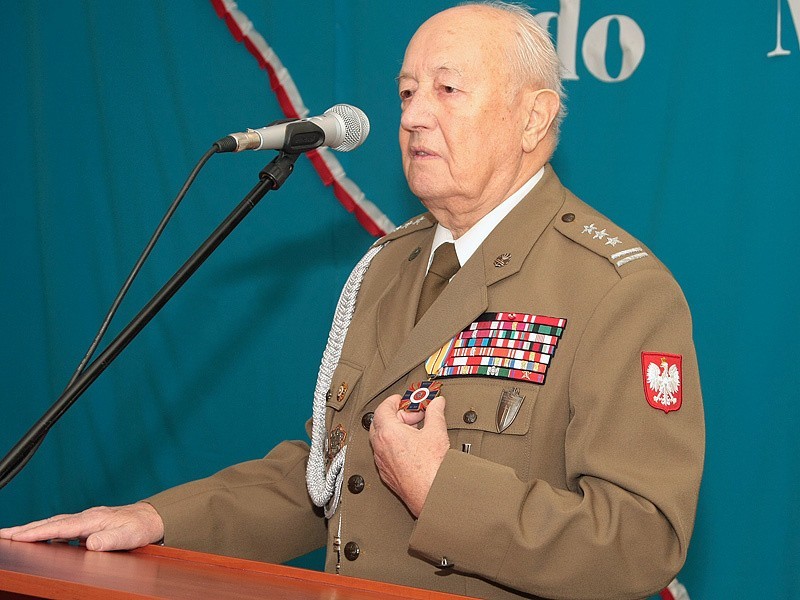 Grudziądz: Sztandar ZSO nr1 udekorowany Krzyżem Czynu Zbrojnego 