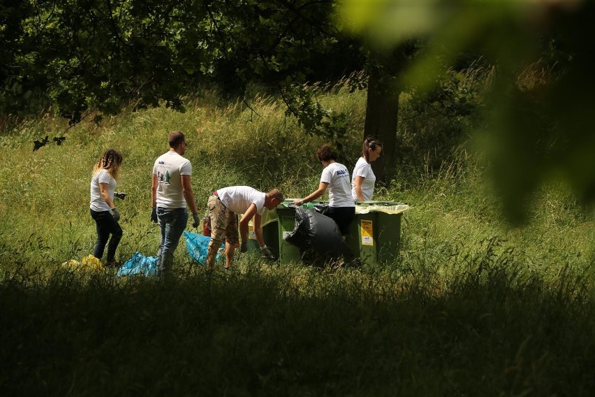 Wolontariusze z Alby sprzątali okolice mostu Szczytnickiego