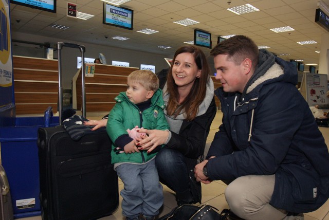 Patrycja, Karol i trzyletni Maks odlecieli z Lublinka do Dublina. Święta spędzą z mamą, która od lat mieszka i pracuje w Irlandii. Chcą być razem w Boże Narodzenie, ale na stałe się nie przeprowadzą
