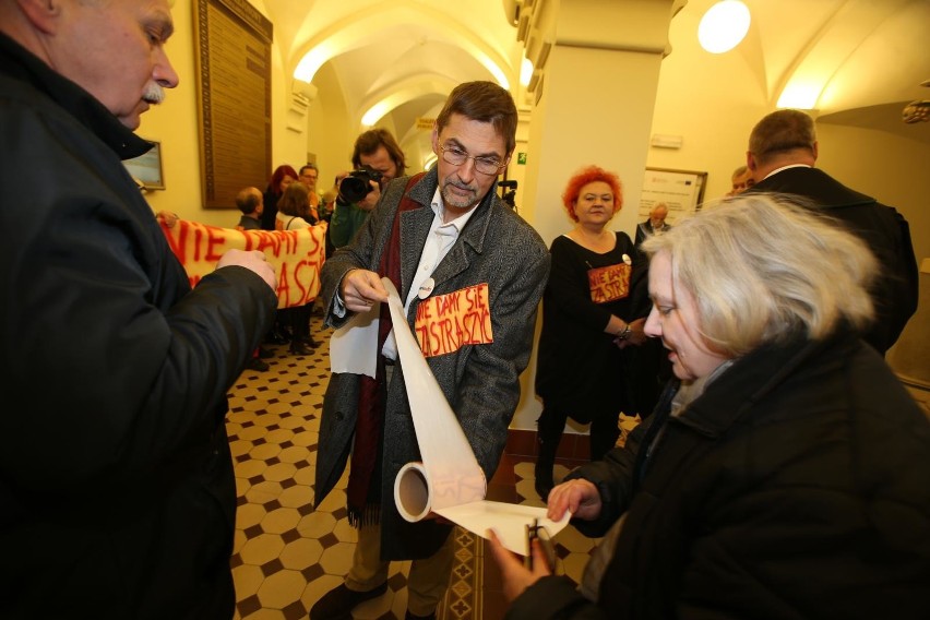 Proces za transparent. Policja uważa go za nielegalny