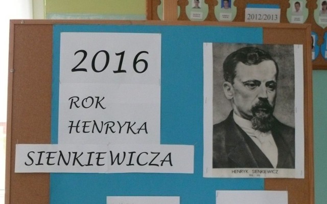 Okolicznościowe wystawy związane z Rokiem Henryka Sienkiewicza już pojawiły się w naszych szkołach, na przykład w Czostkowie.