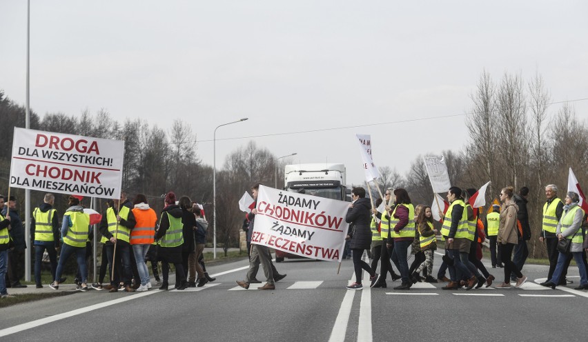 Blokada drogi w Baryczce, mieszkańcy domagają się chodnika.