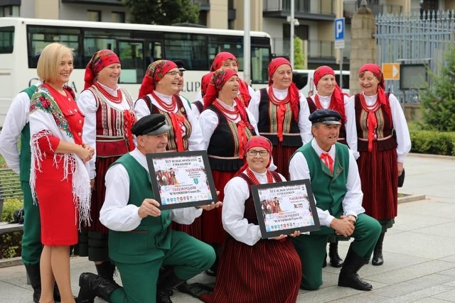 Nagroda imienia Haliny Szelestowej trafiła do Zespołu Śpiewaczego &bdquo;Chełmowianie&rdquo; z Rudek w gminie Nowa Słupia. Na zdjęciu zesp&oacute;ł z wicemarszałek wojew&oacute;dztwa Renatą Janik.