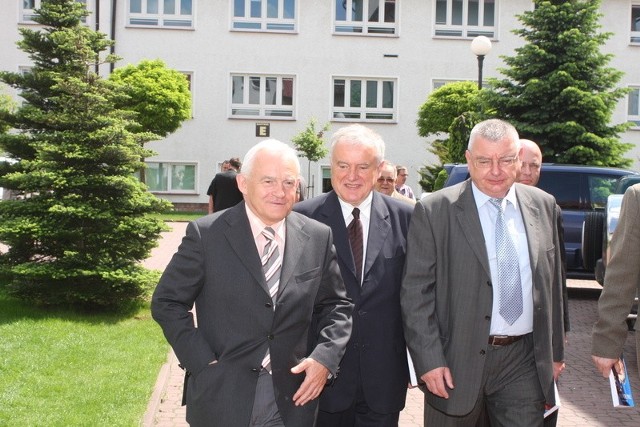 Leszek Miller (pierwszy z lewej) przyjechał do Kielc, by udzielić swojego poparcia Jerzemu Jaskierni (w środku).