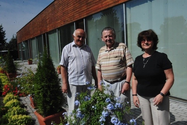 Teresa i Kazimierz Jednorogowie przed budynkiem na Mielęckiego. W środku Arnold Borowitza, wieloletni dobroczyńca fundacji.