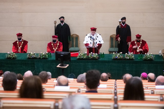 Inauguracja roku akademickiego 2021/2022 ma szczególny charakter dla Uniwersytetu Przyrodniczego w Poznaniu. Jak zaznaczył rektor prof. Krzysztof Szoszkiewicz, przypada ona w roku 70-lecia autonomii uczelni, która na mocy rozporządzenia Rady Ministrów 17 listopada 1951 r. rozpoczęła działalność pod własnym szyldem.Zobacz zdjęcia -->