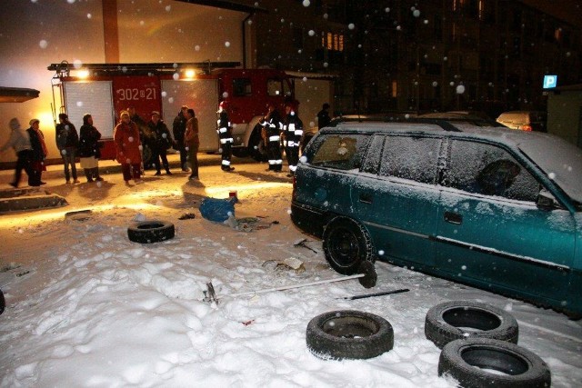 Policyjna interwencja przy ul. Luboszyckiej w Opolu. W piątek wieczorem furiat rzucał krzesłami, oponami, grzejnikiem. Zniszczył samochód.