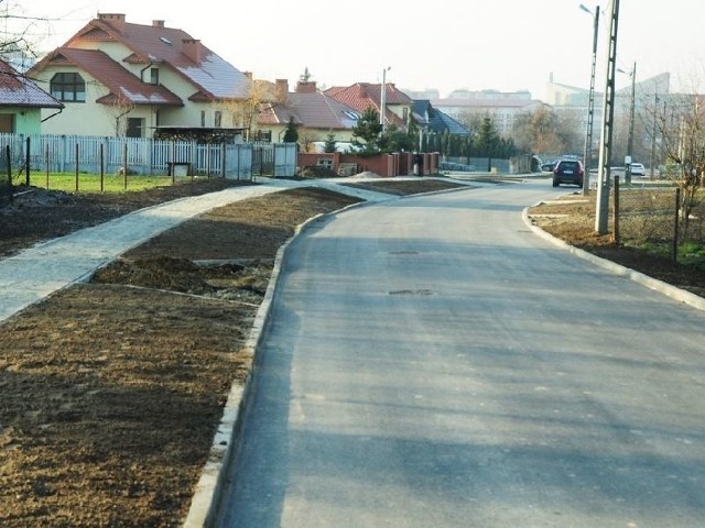 Osiedle Małopolskie w ciągu zaledwie kilku miesięcy zmieniło się nie do poznania. Drogowcy wykonali blisko 2 kilometry nowych ulic z chodnikami i oświetleniem.