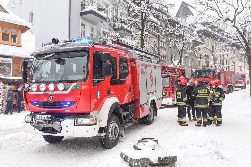 Zakopane. Strażacy ewakuowali ludzi z galerii handlowej na Krupówkach [ZDJĘCIA]