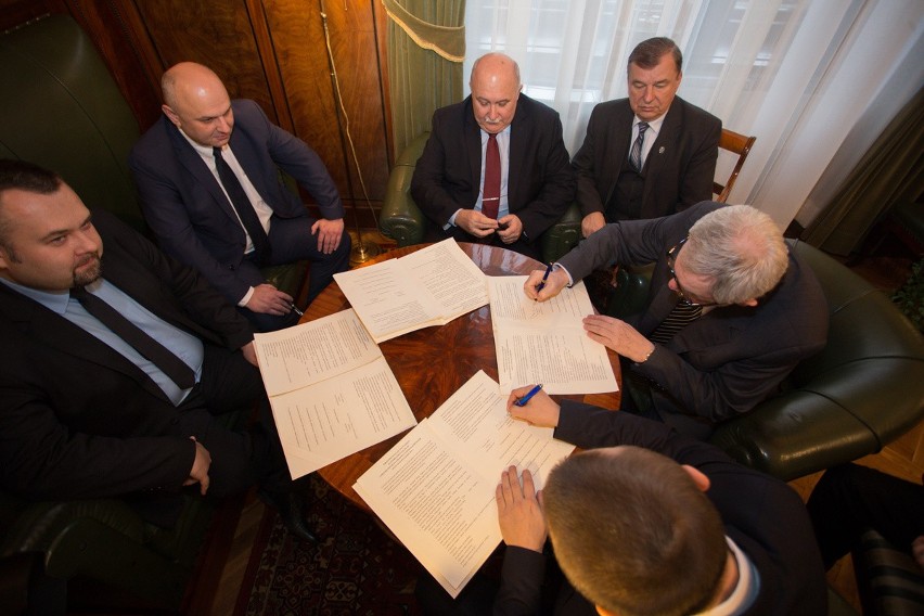 Platforma Obywatelska podpisała koalicję z Majchrowskim [ZDJĘCIA, WIDEO]