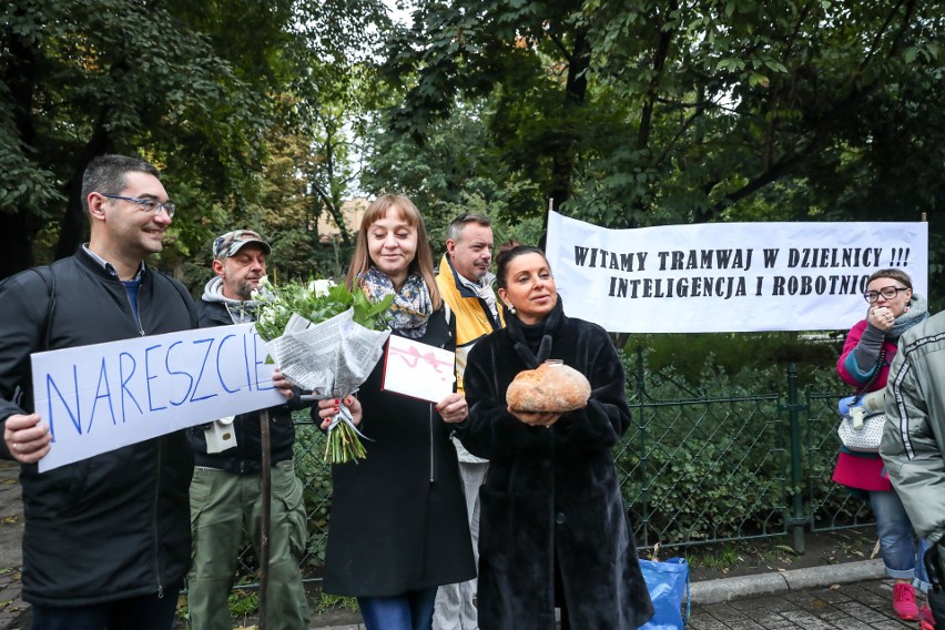 Kraków. Bronowice połączone ze światem! Krakowianie z radości oblali tramwaj szampanem [ZDJĘCIA]