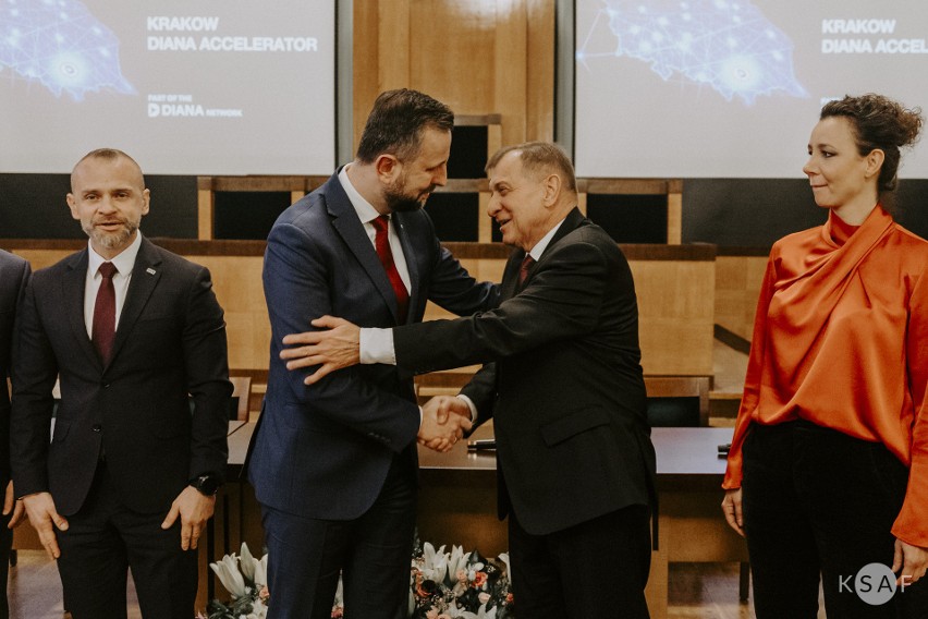AGH i Krakowski Park Technologiczny poprowadzą wspólnie  polski oddział akceleratora innowacji obronnych NATO