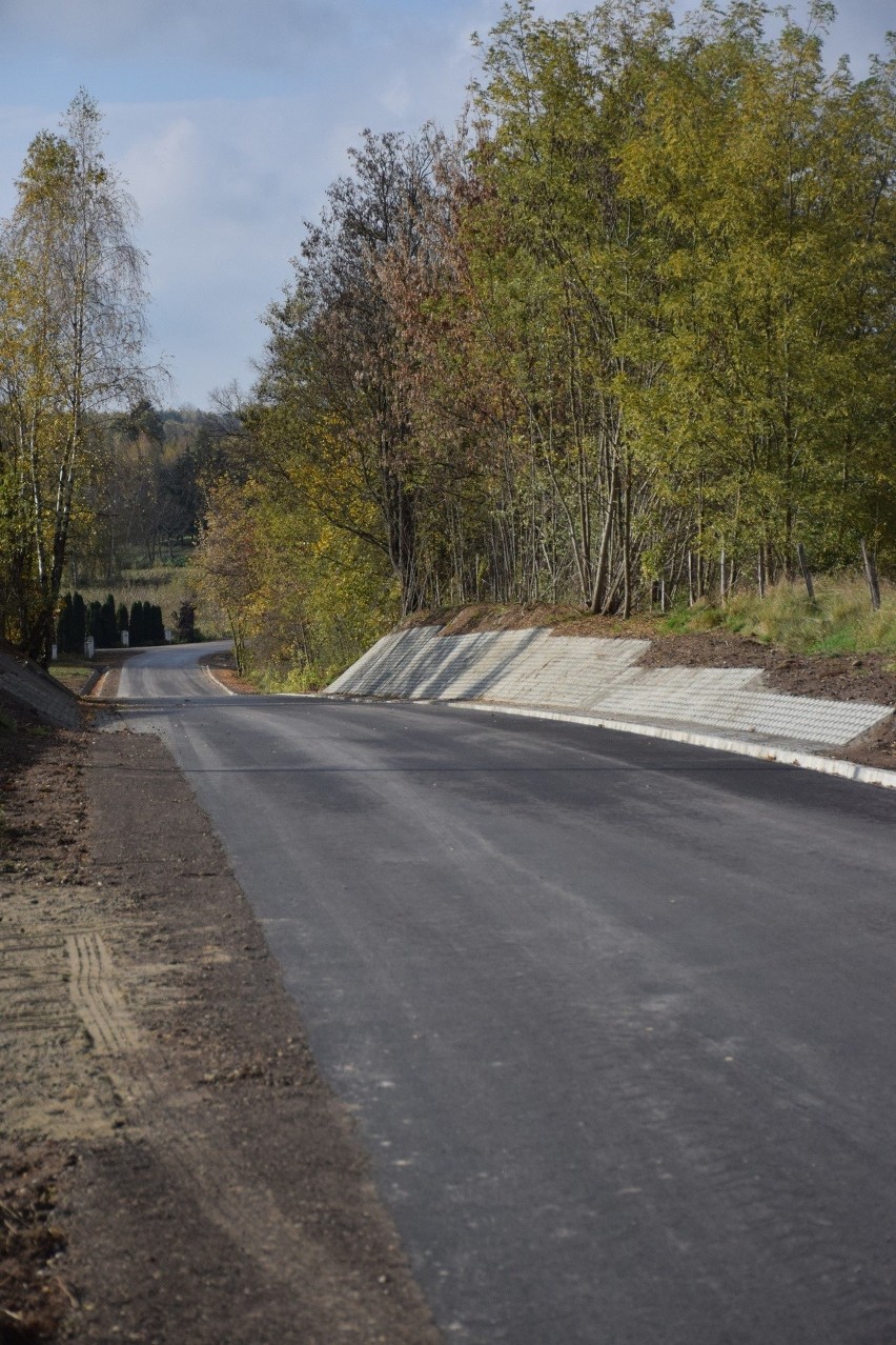 Przebudowa drogi powiatowej w gminie Nowe Miasto nad Pilicą zakończona. Został wyremontowany prawie kilometr nawierzchni. Zobacz zdjęcia