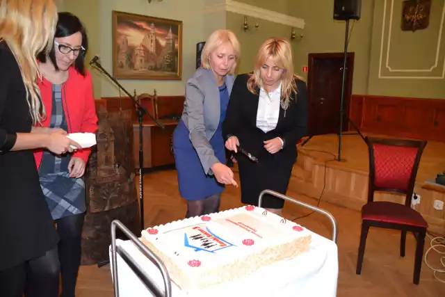 Danuta Madej, burmistrz Żar i Katarzyna Kromp, wójt Tuplic kroją tort przygotowany z okazji otwarcia Centrum Wsparcia Organizacji Pozarządowych.