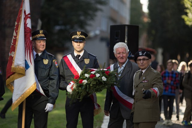 Dziś (środa, 27.09) przypadała 78. rocznica powstania Polskiego Państwa Podziemnego oraz Szarych Szeregów. Z tej okazji w Słupsku przy pomniku Polskiego Państwa Podziemnego i Armii Krajowej złożono kwiaty, odbył się apel pamięci, zaś wojsko oraz harcerze wystawili posterunki honorowe. Przypomnijmy, że za początek Polskiego Państwa Podziemnego przyjmuje się powstanie Służby Zwycięstwu Polski, którą utworzono 27 września 1939 roku. (WF)