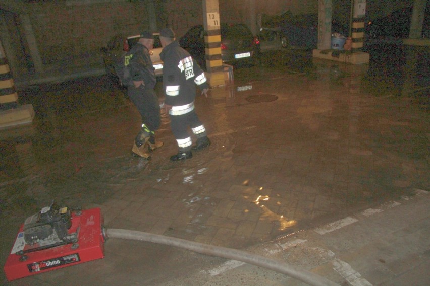 Tarnobrzeg. Ulewa zaskoczyła mieszkańców, zalane garaże i ulice. Strażacy pompują wodę (ZDJĘCIA)