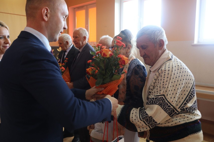 12 par z gminy Kulesze Kościelne obchodziło 50. rocznicę ślubu. Pamiątkowe medale wręczył wójt Stefan Grodzki [ZDJĘCIA]