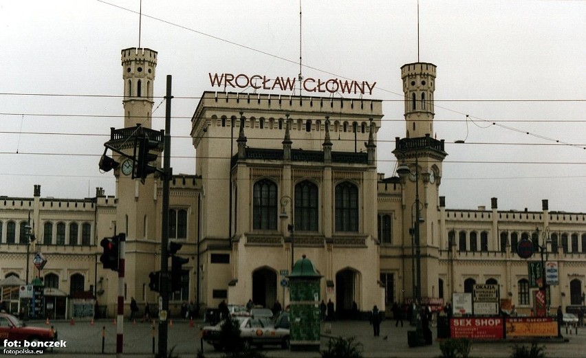 Wrocław z roku 2000 nie wydaje się wcale aż tak odległy,...
