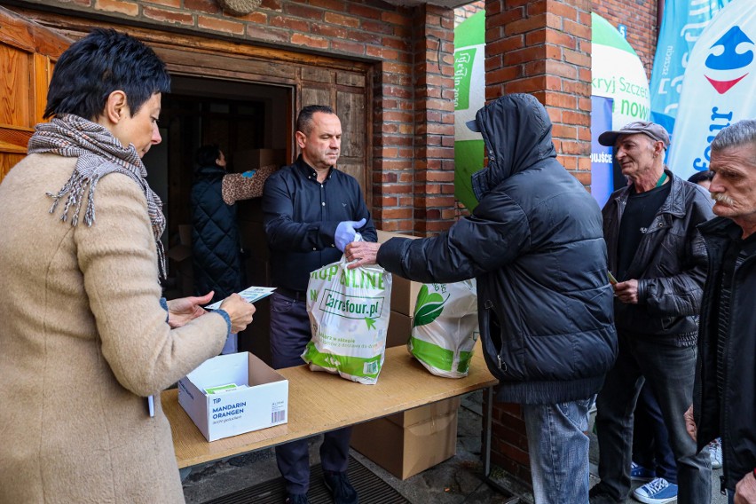 Świąteczne paczki dla bezdomnych. Prezenty żywnościowe wręcza Caritas w Szczecinie [ZDJĘCIA]