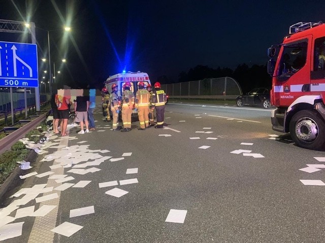 Podczas wypadku motocykla po autostradzie rozsypały się kartki papieru