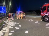 Wypadek motocyklisty na autostradzie A4. Uderzył w bariery, wokół rozsypało się mnóstwo kartek papieru