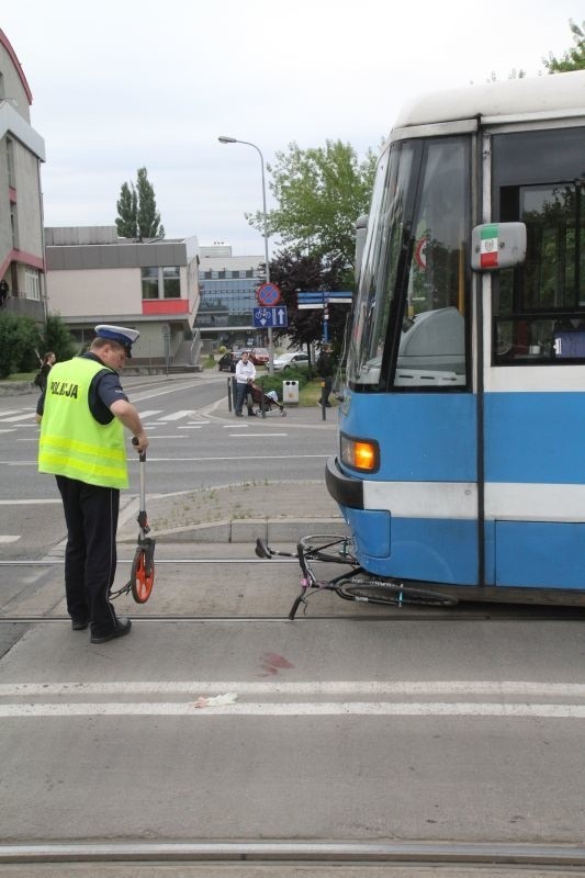 Wrocław: Wypadek rowerzysty przy moście Grunwaldzkim. Wjechał na czerwonym? (ZDJĘCIA)