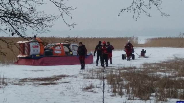 Do tragicznego wypadku doszło w poniedziałek około godziny 11.00 na jeziorze Kisajno. Policja ustaliła, ze dwóch mężczyzn wybrało się na zamarznięte jezioro na ryby. Jeden z nich ciągnął quadem kolegę na sankach. W pewnym momencie lód załamał się pod nimi i oboje wpadli pod wodę.