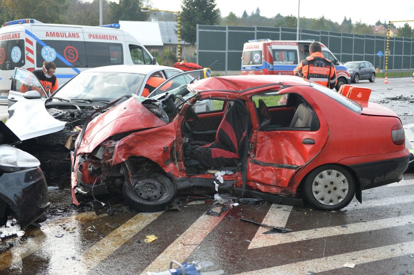 Wypadek na obwodnicy Przemyśla. W zderzeniu trzech samochodów zginęły dwie osoby, a trzy zostały ranne [ZDJĘCIA]