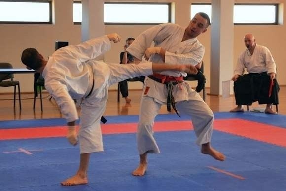 Łukasz Wójcik (z prawej) po dwóch latach przerwy, kiedy medale zdobywał w fuku-go, znów został mistrzem Polski w kumite.