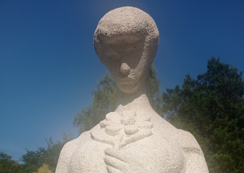 Dziewczyna z kwiatem w Parku Śląskim rzeźba Tadeusza...