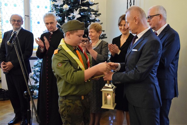 Święta Bożego Narodzenia już za kilka dni. W inowrocławskim ratuszu odbyły się więc opłatkowe spotkania. Prezydent miasta zaprosił do udziału w nich przedstawicieli różnych środowisk: biznesmenów, duchownych, ludzi kultury i oświaty, reprezentantów klubów sportowych oraz stowarzyszeń. Podczas pierwszego ze spotkań gośćmi byli też inowrocławscy harcerze, którzy przybyli do ratusza z Betlejemskim Światłem Pokoju. Dotarło ono do Inowrocławia w miniony poniedziałek po południu. Podczas spotkania w ratuszu światło odebrał z rąk druhów prezydent Ryszard Brejza. Była też okazja do przełamania się opłatkiem i złożenia życzeń świątecznych oraz noworocznych. O tym, by przeżyć Boże Narodzenie godnie, w katolickim duchu, przypominał uczestnikom spotkań ks. prałat Leszek Kaczmarek. W świąteczny, kolędowy nastrój wprowadzili wszystkich zespół uczniów Państwowej Szkoły Muzycznej.