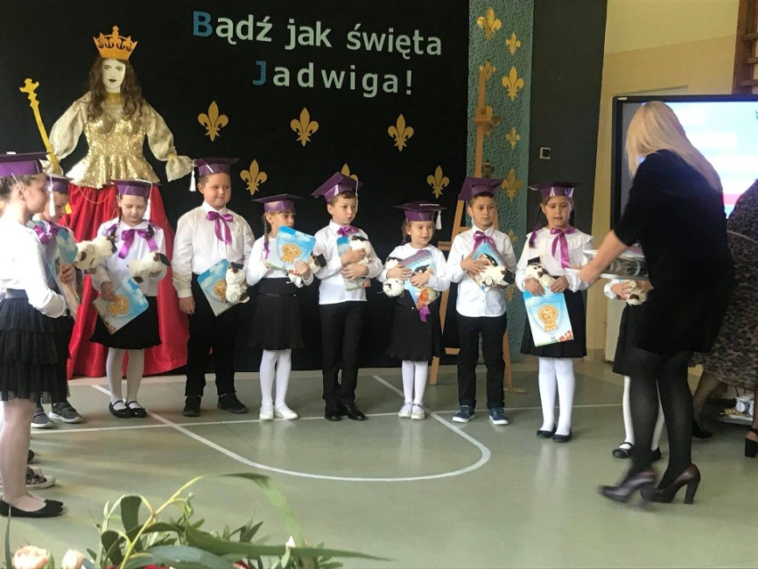 Wyjątkowy dzień w Szkole Podstawowej w Bilczy. Było ślubowanie klas pierwszych, obchody Dnia Edukacji Narodowej i Dzień Patrona Szkoły