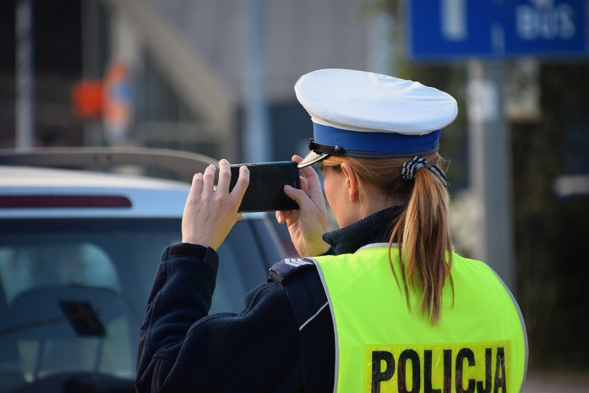 Podlaska policja wspierana przez harcerzy kieruje ruchem na...