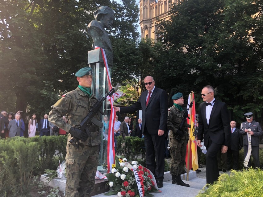  We Wrocławiu stoi już pomnik z okazji 100-lecia niepodległości. To popiersie Paderewskiego (ZDJĘCIA)