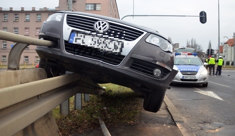 Wypadek na Mickiewicza [FILM, zdjęcia] Wjechał prawie do przejścia podziemnego 