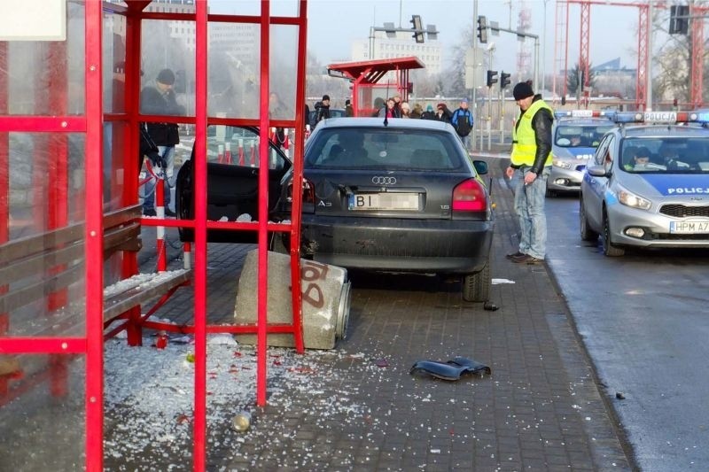 Wypadek miał miejsce około godziny 12. Kierujący audi jechał...