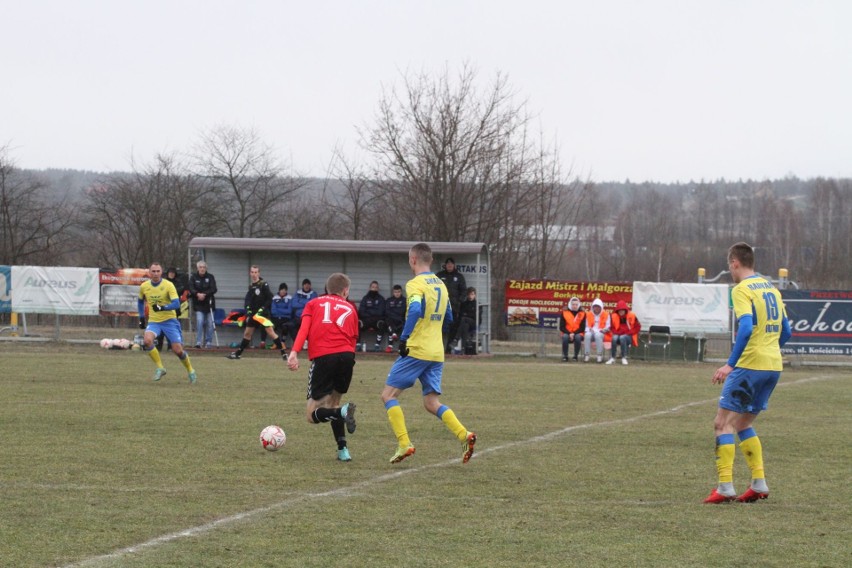 Trzecia liga. Ciekawy mecz w Daleszycach. Spartakus przegrał z Hutnikiem Kraków 0:1 [DUŻO ZDJĘĆ, WIDEO]