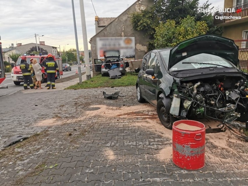Audi wjechało w dom w Częstochowie. Wypadek na Warszawskiej...