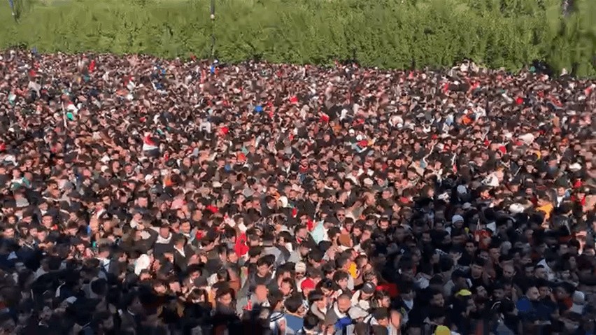 Tłumy kibiców zgromadzone przed Stadionem Międzynarodowym...