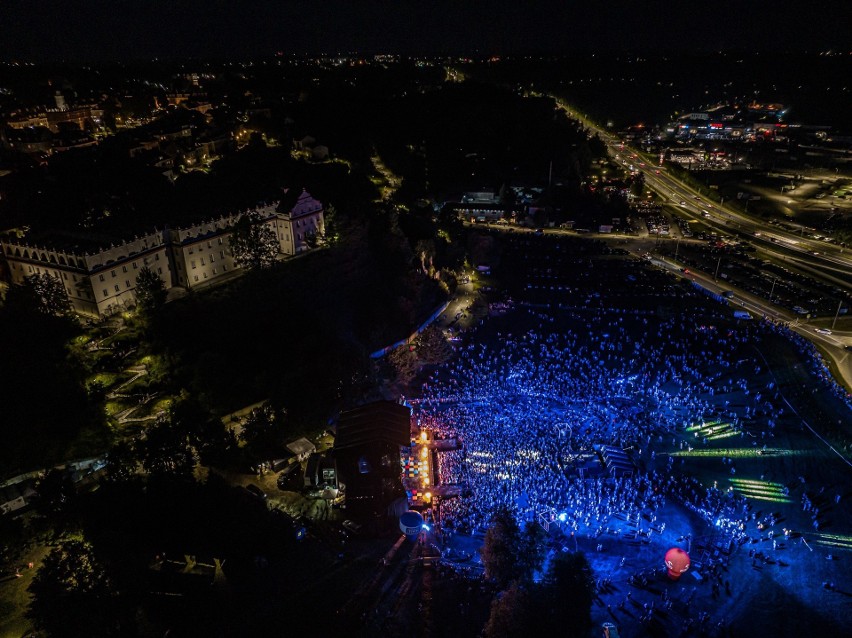 Tysiące ludzi na dwóch wielkich koncertach w Sandomierzu. Serce Europy i Roztańczona Polska, letnia trasa TVP. Zobaczcie zdjęcia z drona