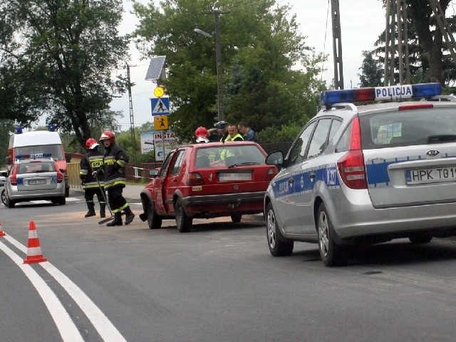 Na miejscu karambolu w Stalach pracowali policjanci, zabezpieczając ślady i sporządzając dokumentację.