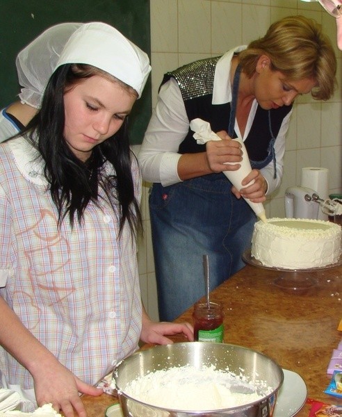 - Ewa Wachowicz najpierw pokazała, jak zdobić tort.